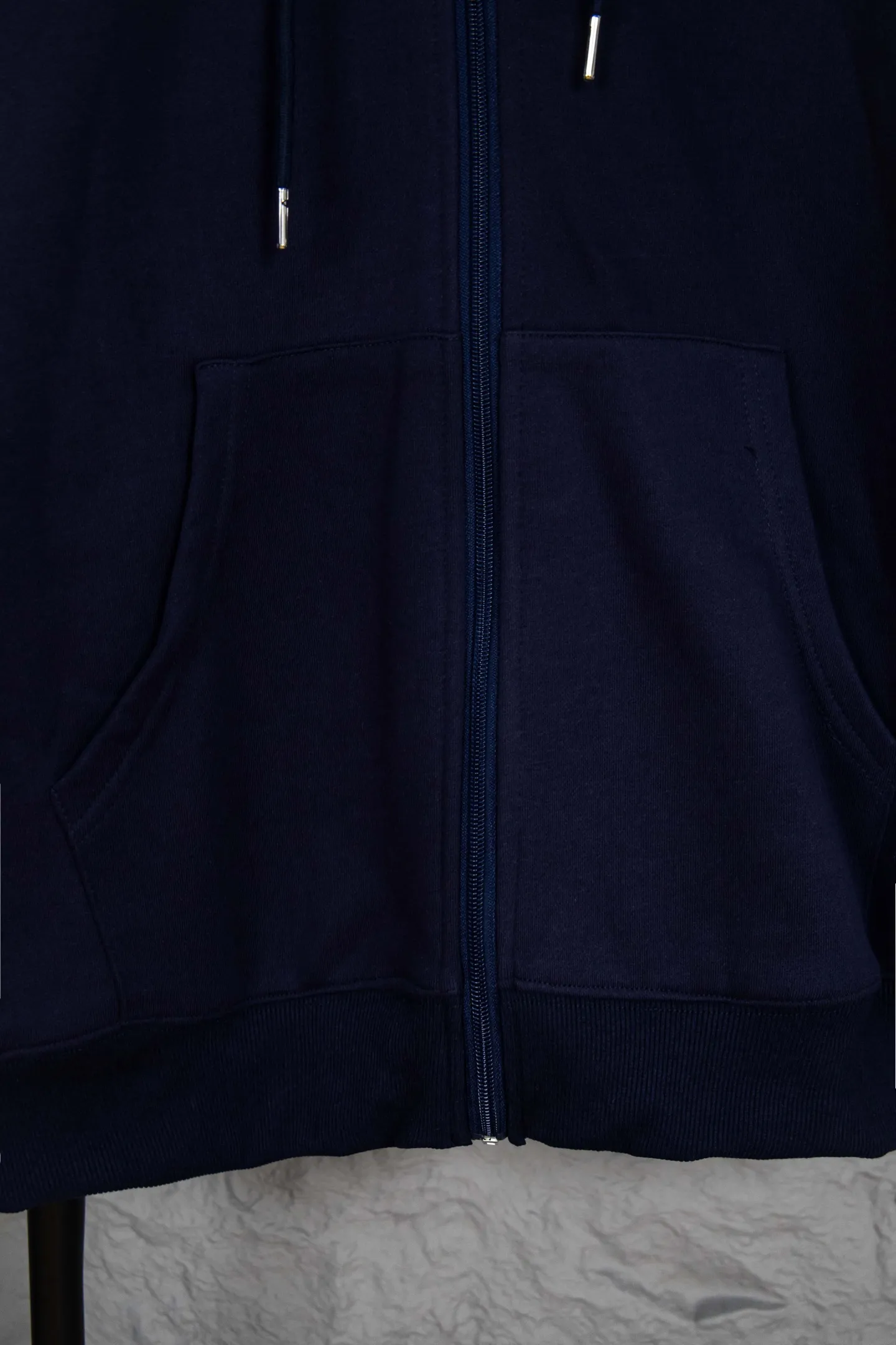 P230 Ralph Lauren/Ralph Lauren pony embroidered zipper cardigan hooded sweatshirt. This sweatshirt is available for everyone in autumn and winter. You can wear it casually no matter how you wear it! ! This hooded sweatshirt is decorated with the simple style that represents Ralph Lauren and is paired with a pony embroidery pattern, which is three-dimensional and full! The solid color fabric paired with exquisite embroidery instantly sets it off! Hooded sports design, loose and casual fit! The overall texture is very strong! Through the pictures, we can feel the thickness and texture of custom-woven and dyed threads. The workmanship is exquisite. They are shipped from major foreign trade factories. They are all made by masters with many years of experience. Everything is of high standards and requirements! Simple and versatile model ~ Made of imported pique cotton fabric, which is super delicate and soft, close to the body without being tied. All fabrics and accessories are original custom-made and of high quality! Perfectly reflects the brand’s sense of superiority! Standard cut, comfortable stretch, unrestricted movement! Highly practical, high-end and classy! Versatile style ~ can be paired with jeans or jogging pants. Ideal for transitioning from your morning commute to weekend events! Size: S-XL Color: Gray Navy Black
